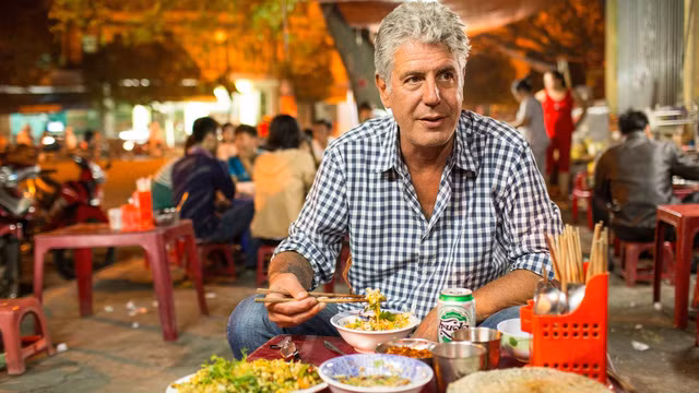 Theo đầu bếp Anthony Bourdain, một “phong cách” bán hàng kỳ lạ khiến ẩm thực gia Bourdain cảm thấy rất thú vị trong cách nhìn cởi mở của ông về đời sống sinh hoạt văn hóa - ẩm thực của người dân thủ đô.