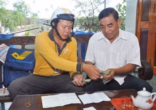 Nhân viên Bưu điện đến tận hộ gia đình chi trả lương hưu, trợ cấp xã hội cho người dân tại huyện Cần Giờ, TP. HCM