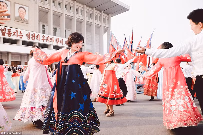 Một buổi biểu diễn của người dân Triều Tiên để bày tỏ lòng tôn kính tới các nhà lãnh đạo của đất nước.