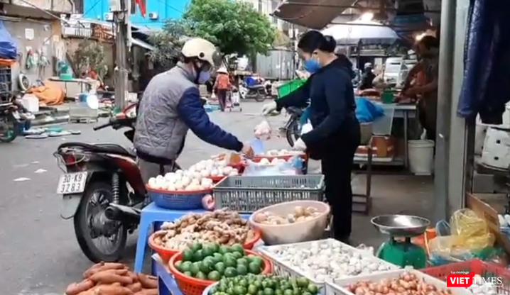 Cuộc sống của nhiều người lao động càng trở nên khó khăn hơn do ảnh hưởng của dịch COVID-19.