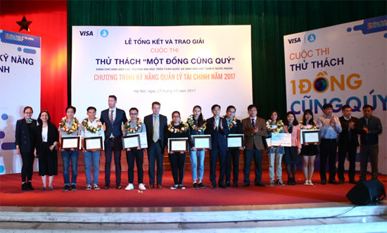 Các tác giả đạt giải. Ảnh: Kim Hạnh.