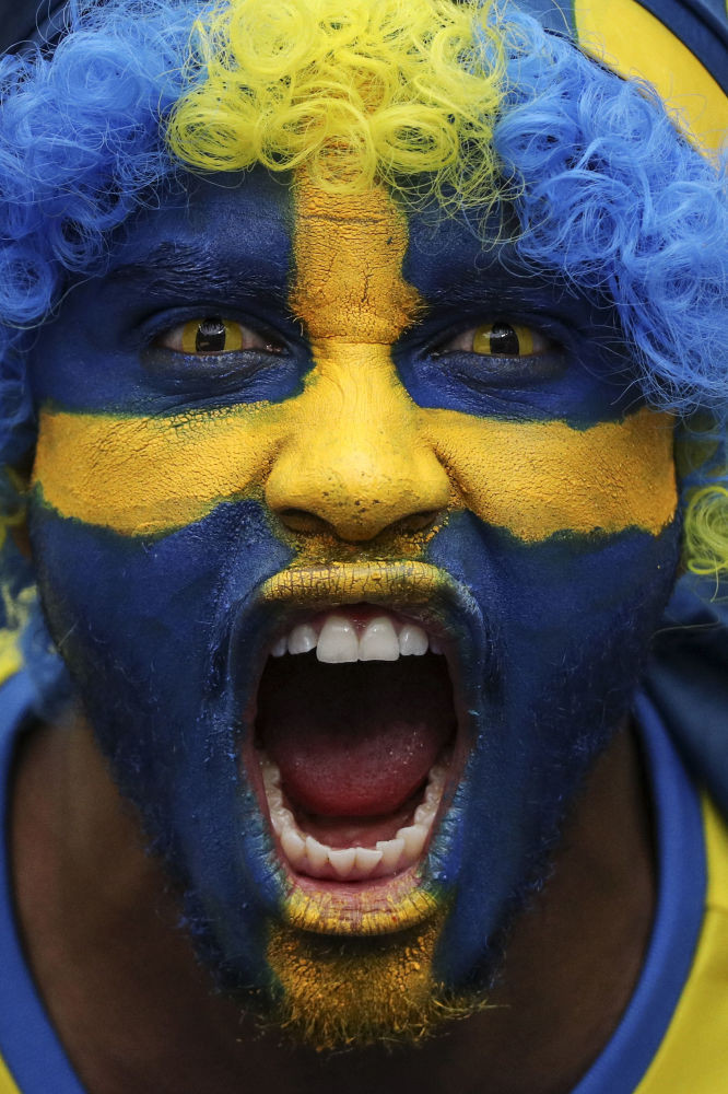 Người hâm mộ Thuỵ Điển trước khi bắt đầu trận đấu vòng bảng của Giải vô địch bóng đá châu Âu 2016 - đội tuyển Ailen gặp đội tuyển Thuỵ Điển