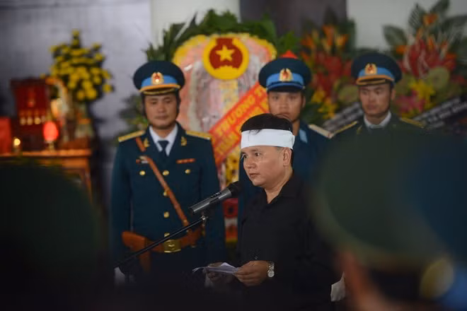 Những hình ảnh thắt lòng trong đám tang phi công Trần Quang Khải ảnh 8