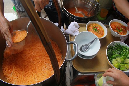 Giải mã sức hấp dẫn của những quán ăn "du kích" ở Sài Gòn ảnh 6 Giải mã sức hấp dẫn của những quán ăn "du kích" ở Sài Gòn ảnh 6