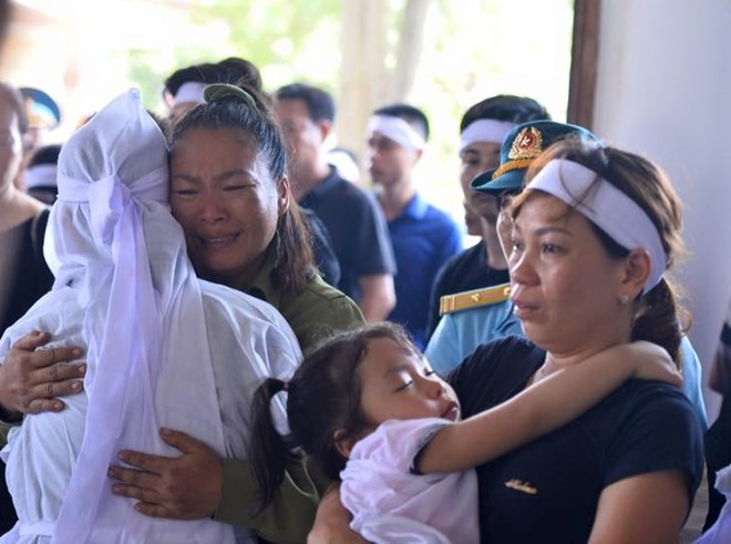 Những hình ảnh thắt lòng trong đám tang phi công Trần Quang Khải ảnh 7