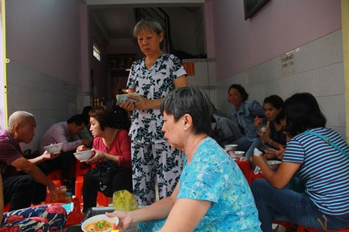 Giải mã sức hấp dẫn của những quán ăn "du kích" ở Sài Gòn ảnh 5