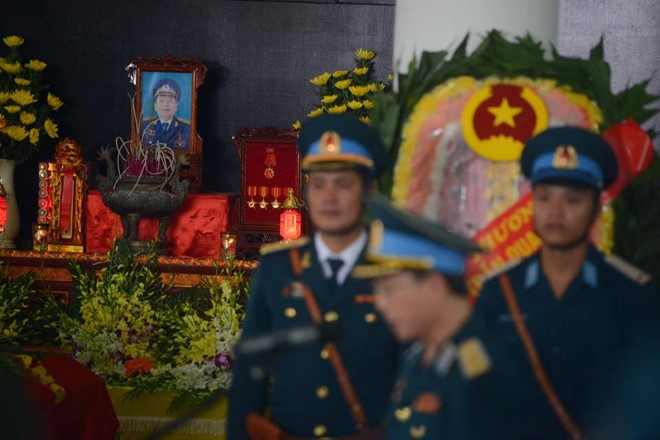 Những hình ảnh thắt lòng trong đám tang phi công Trần Quang Khải ảnh 2