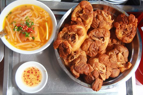 Giải mã sức hấp dẫn của những quán ăn "du kích" ở Sài Gòn ảnh 1 Giải mã sức hấp dẫn của những quán ăn "du kích" ở Sài Gòn ảnh 1