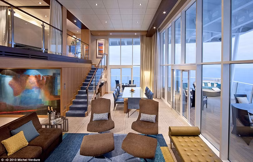  Choáng với siêu du thuyền lớn nhất thế giới chở gần 8.500 người ảnh 1