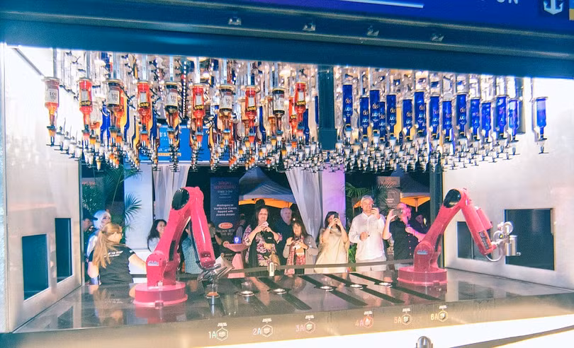  Choáng với siêu du thuyền lớn nhất thế giới chở gần 8.500 người ảnh 5