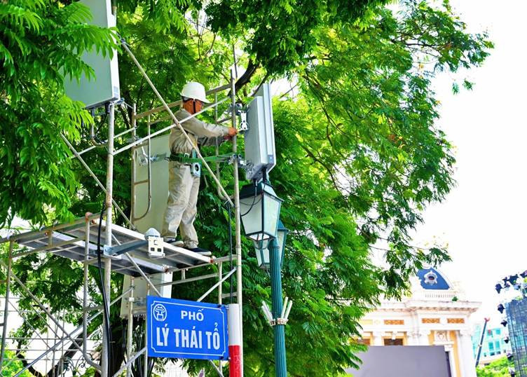 Đội ngũ kỹ thuật đang lắp đặt, bổ sung mạng lưới tại các tuyến phố quan trọng diễn ra các hoạt động kỷ niệm Quốc khánh 2/9