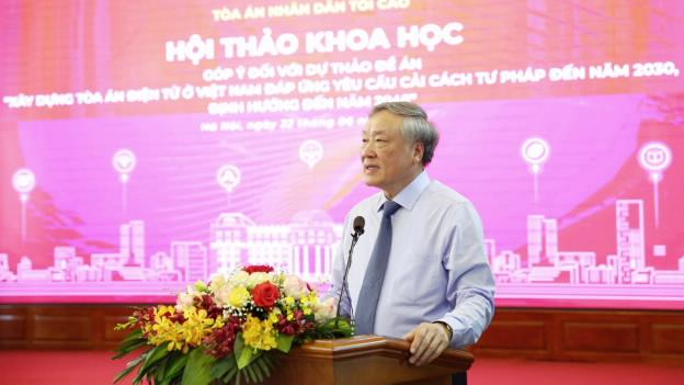 Chánh án Nguyễn Hòa Bình trao đổi về mô hình Tòa án điện tử.