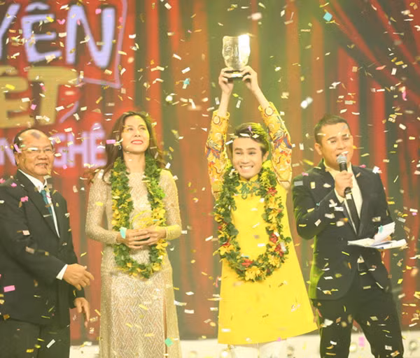 Sau đêm thi, Huỳnh Lập đã giành giải nhất với số điểm tuyệt đối là 6 điểm 10. Anh được nhận thưởng trị giá 200 triệu đồng. Huỳnh Lập còn nhận giải 'Thí sinh được bình chọn nhiều nhất'. Danh hiệu Á quân thuộc về 'kiều nữ làng hài' Nam Thư (trái).