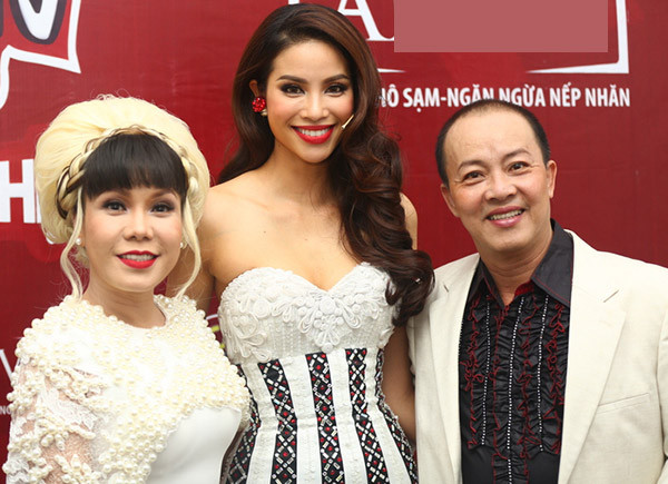 Phạm Hương cũng hội ngộ hai giám khảo Việt Hương và Đức Hải. Phạm Hương cũng hội ngộ hai giám khảo Việt Hương và Đức Hải.