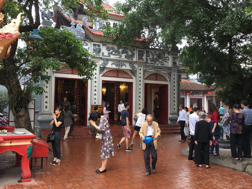 “Đại Việt thông sử” cho biết: Khi tại vị, vua Lê Lợi đã nhiều lần phải ra luật cấm như luật: “Cấm đồng cốt không được hành nghề tà đạo, giả xưng tà ma quỷ thần, đem những lời phù phiếm cổ động, mê hoặc lòng người”.