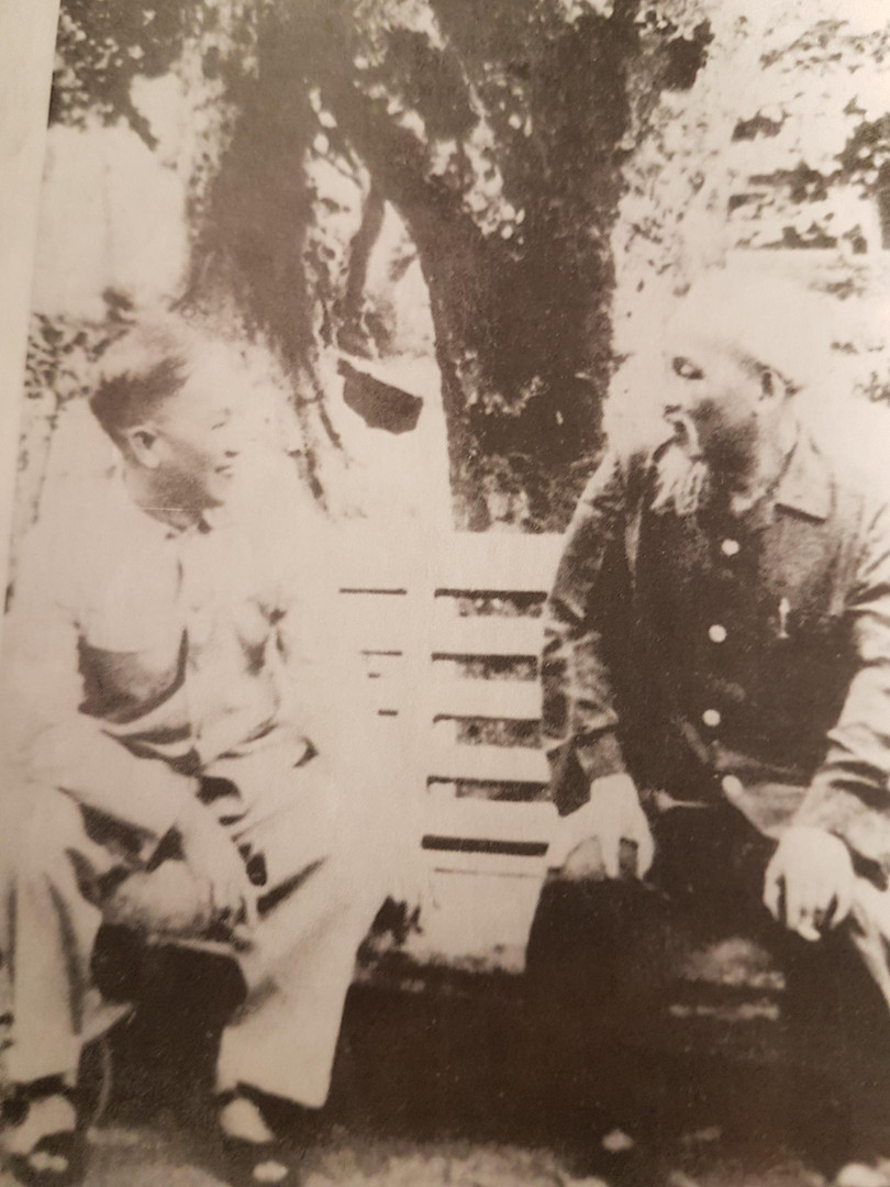 Ông Thọ và Bác - Ảnh Tư liệu. Ông Thọ và Bác - Ảnh Tư liệu.