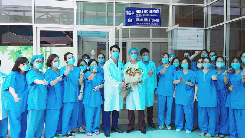 Trong 24 giờ qua, cả nước ghi nhận 4.363 ca nhiễm mới, giảm 1.022 ca so với hôm trước đó . TP.HCM giảm 999 ca và lần đầu tiên trong 2 tháng qua có số ca mới dưới 2.000. Đồng thời,trong ngày, có thêm 25.573 bệnh nhân được công bố khỏi bệnh (nhiều gấp 6 lần so với số ca nhiễm).