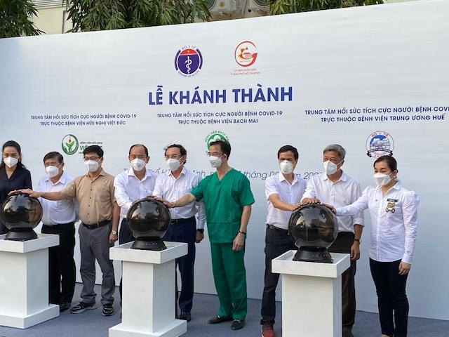 GS Tuấn (áo xanh)