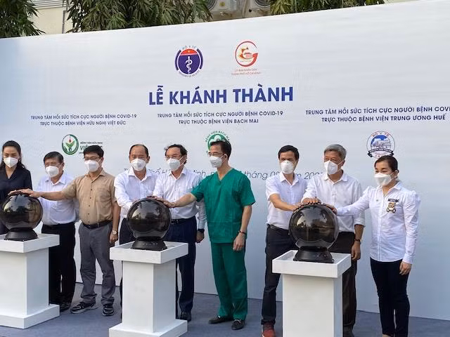 GS Tuấn (áo xanh)