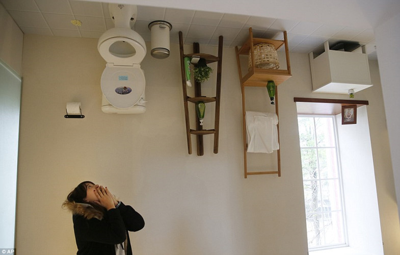 Độc đáo ngôi nhà 3 tầng lộn ngược ảnh 7