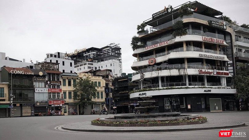 Giãn cách xã hộ, không ra ngoài khi không có việc thật sự cần thiết là một trong những biện pháp hiệu quả để ngăn ngừa sự lây lan của COVID-19. Ảnh chụp chiều 5/4 tại Quảng trường Đông Kinh Nghĩa Thục - Hà Nội.