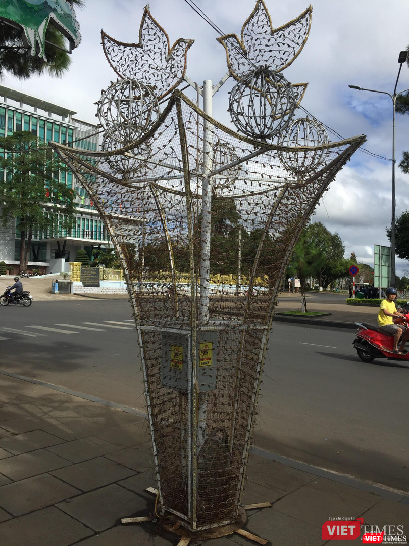 Ban ngày, nhiều cây hoa trông như... cái bu gà, có phần làm xấu phố phường. Ban ngày, nhiều cây hoa trông như... cái bu gà, có phần làm xấu phố phường.