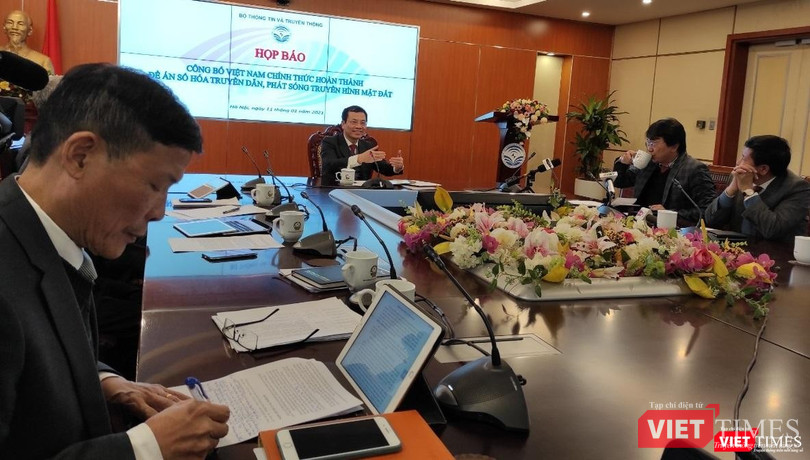 Bộ trưởng Nguyễn Mạnh Hùng phân tích những cách làm rất riêng của Việt Nam trong việc thực hiện đề án số hoá truyền hình. Ảnh: A.L.