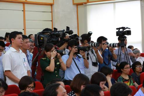 Các phóng viên báo đài tham gia tác nghiệp