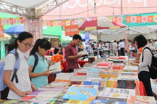 Gian trưng bày sách tại hội sách Hà Nội