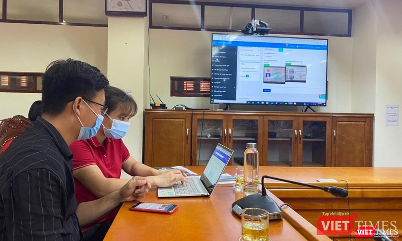 Đại diện Viettel Post cho biết luôn sẵn sàng hỗ trợ, hướng dẫn bà con tiếp cận TMĐT một cách chuyên nghiệp và bài bản. Đại diện Viettel Post cho biết luôn sẵn sàng hỗ trợ, hướng dẫn bà con tiếp cận TMĐT một cách chuyên nghiệp và bài bản.