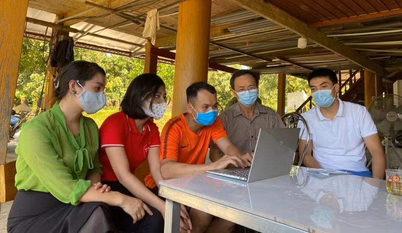 Nhân viên Viettel Post Hoà Bình hướng dẫn người dân tiếp cận sàn TMĐT Vỏ Sò