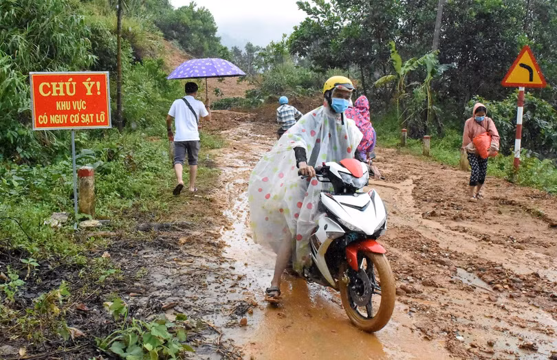 Nguy cơ sạt lở sau mưa lũ gây nguy hiểm cho người dân.