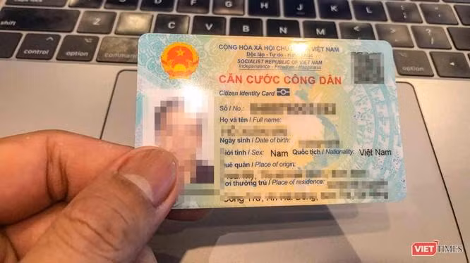Việc “khoe” căn cước công dân gắn chíp trên mạng xã hội nguy cơ dẫn tới hệ luỵ khó lường.