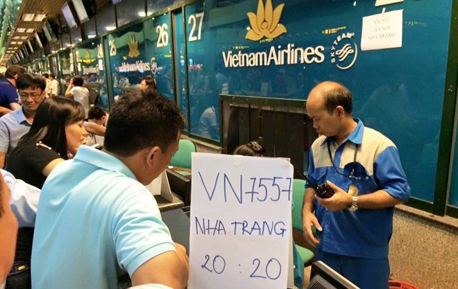 Hãng hàng không VietnamAirlines tại sân bay Nội Bài phải thông báo số hiệu chuyến bay, cập nhật thời gian và điểm đến bằng cách viết lên tờ giấy để thông