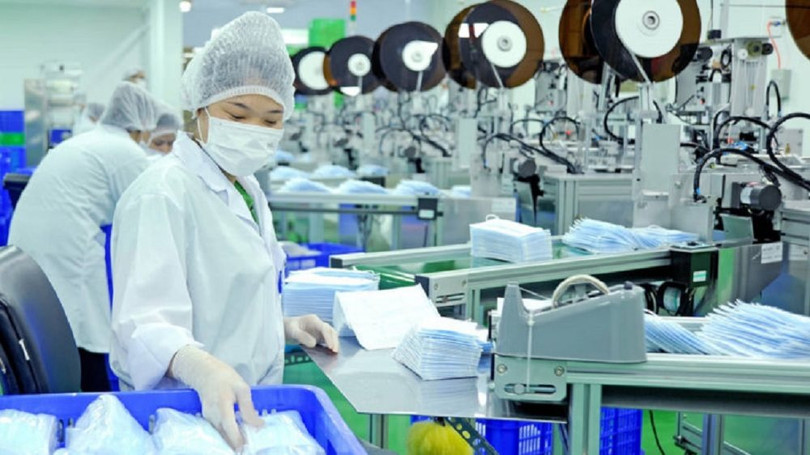 Sản xuất và xuất khẩu khẩu trang gần như là phương cách duy nhất cho ngành dệt may duy trì sự tồn tại, trong khi chưa thể xác định thời điểm hết dịch, cũng như độ trễ thị trường phục hồi.