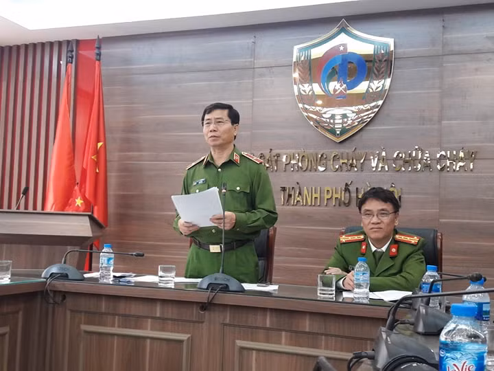 Thiếu tướng Hoàng Quốc Định - Giám đốc Cảnh sát PCCC Hà Nội thông tin tới báo chí ngày 19/3. Ảnh: CS PCCC HN.