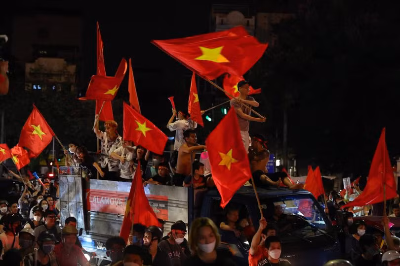 Cờ đỏ sao vàng tung bay khắp phố phường Hà Nội