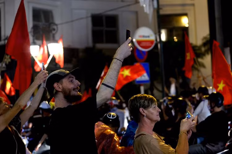 Người nước ngoài vui mừng cùng người dân Hà Nội trước chiến thắng của đội tuyển U23 Việt Nam.