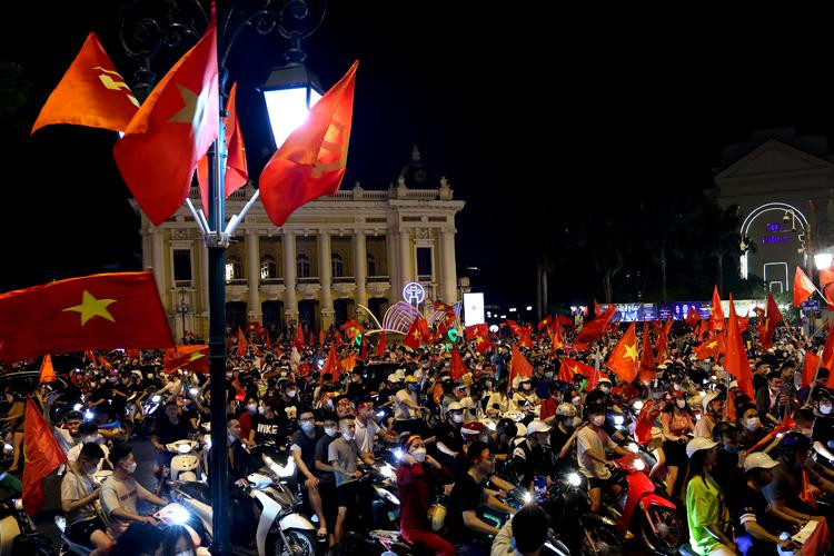 Thủ đô Hà Nội có một đêm không ngủ , rất đông người dân đổ ra đường ăn mừng. Các tuyến phố chính đông nghịt NHM ăn mừng hô vang "Việt Nam vô địch"