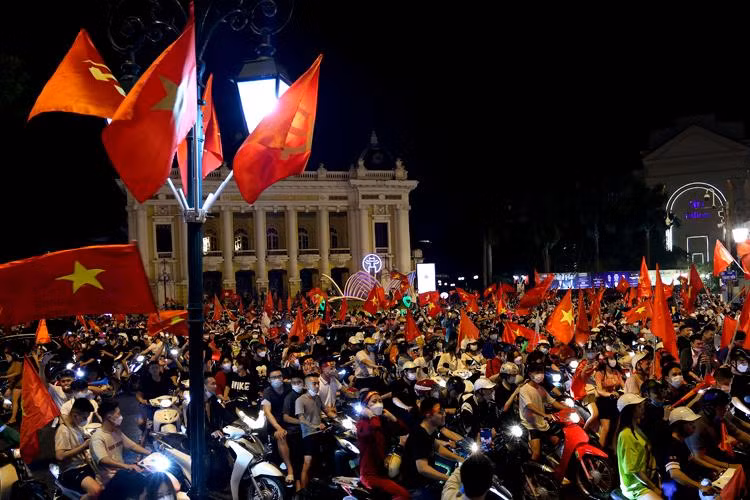 Thủ đô Hà Nội có một đêm không ngủ , rất đông người dân đổ ra đường ăn mừng. Các tuyến phố chính đông nghịt NHM ăn mừng hô vang "Việt Nam vô địch"