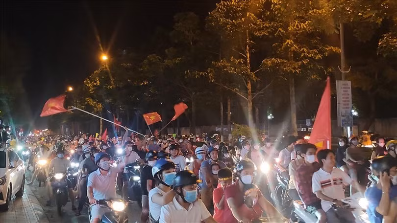 Các tuyến đường như Hùng Vương, Phan Châu Trinh luôn trong tình trạng kẹt xe, đây là việc hiếm thấy tại TP.Tam Kỳ, Quảng Nam.