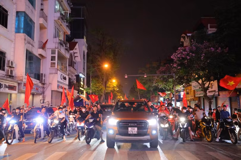 NHM diễu hành trên phố Văn Miếu, Hà Nội