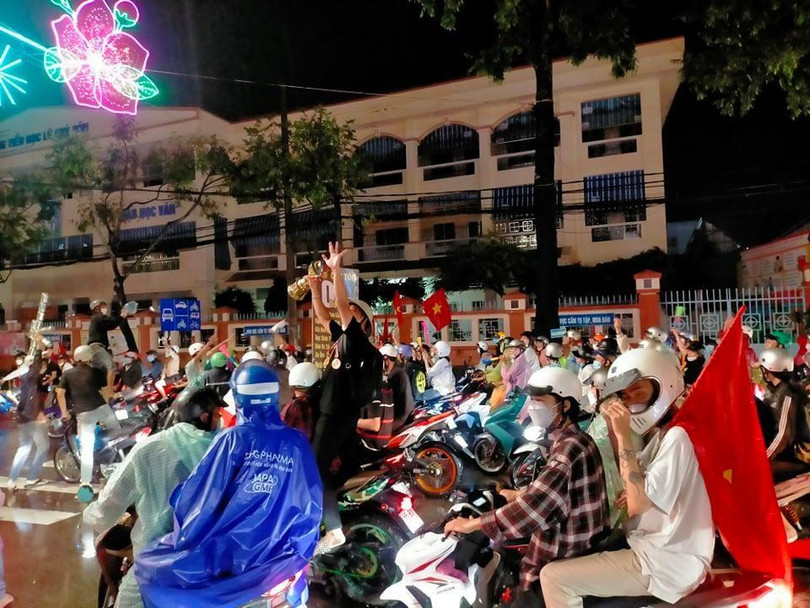 Người dân Cần Thơ "đội mưa" đi bão, hò hét mừng U23 Việt Nam thắng trận chung kết SEA Games 31.