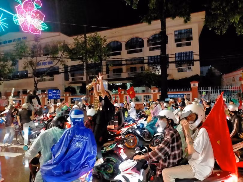 Người dân Cần Thơ "đội mưa" đi bão, hò hét mừng U23 Việt Nam thắng trận chung kết SEA Games 31.