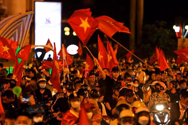 Khắp phố phường đều chật cứng NHM hò reo, ăn mừng