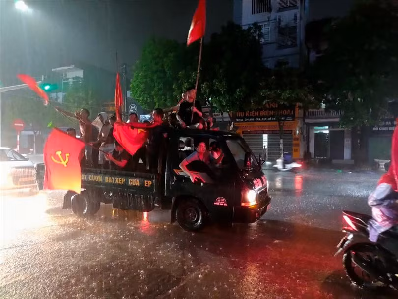 Cổ động viên Thanh Hóa không ngại mưa như trút nước vẫn đổ ra đường mừng "mưa" chiến thắng của đội U23 và đoàn Thể thao Việt Nam.