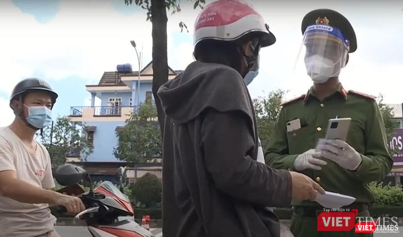 Công an TP. Hà Nội cho biết sẽ chủ trì, phối hợp với các đơn vị liên quan hướng dẫn cụ thể và cấp giấy đi đường cho các đối tượng, phương tiện được phép di chuyển trên địa bàn TP. Công an TP. Hà Nội cho biết sẽ chủ trì, phối hợp với các đơn vị liên quan hướng dẫn cụ thể và cấp giấy đi đường cho các đối tượng, phương tiện được phép di chuyển trên địa bàn TP.