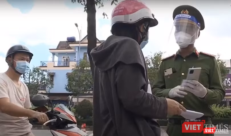 Công an TP. Hà Nội cho biết sẽ chủ trì, phối hợp với các đơn vị liên quan hướng dẫn cụ thể và cấp giấy đi đường cho các đối tượng, phương tiện được phép di chuyển trên địa bàn TP.