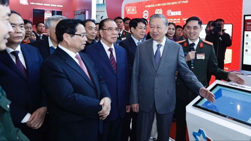 Tổng Bí thư Tô Lâm cùng các lãnh đạo Đảng, Nhà nước tham quan các gian hàng giới thiệu các sản phẩm, dịch vụ, giải pháp khoa học-công nghệ tại Hội nghị toàn quốc về đột phá phát triển khoa học, công nghệ, đổi mới sáng tạo và chuyển đổi số quốc gia (13/1/2025).