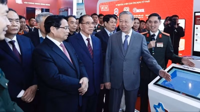 Tổng Bí thư Tô Lâm cùng các lãnh đạo Đảng, Nhà nước tham quan các gian hàng giới thiệu các sản phẩm, dịch vụ, giải pháp khoa học-công nghệ tại Hội nghị toàn quốc về đột phá phát triển khoa học, công nghệ, đổi mới sáng tạo và chuyển đổi số quốc gia (13/1/2025).